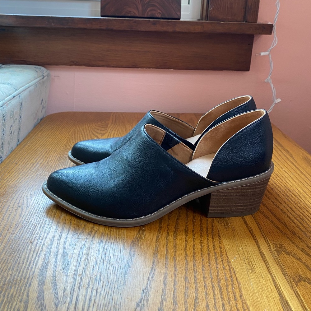 Universal Thread Women’s Rylie Black Pointed Toe Ankle Booties